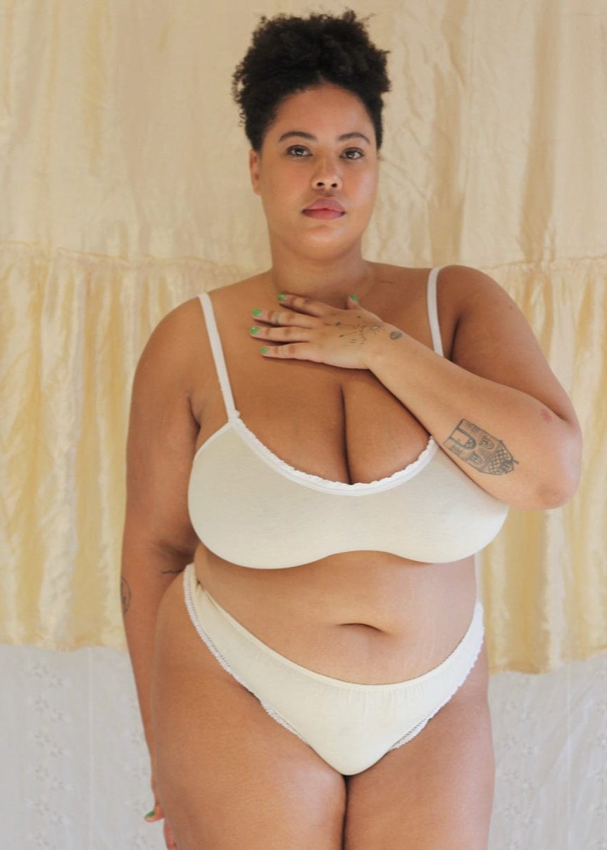 Solee wears XXL in Romantic Set