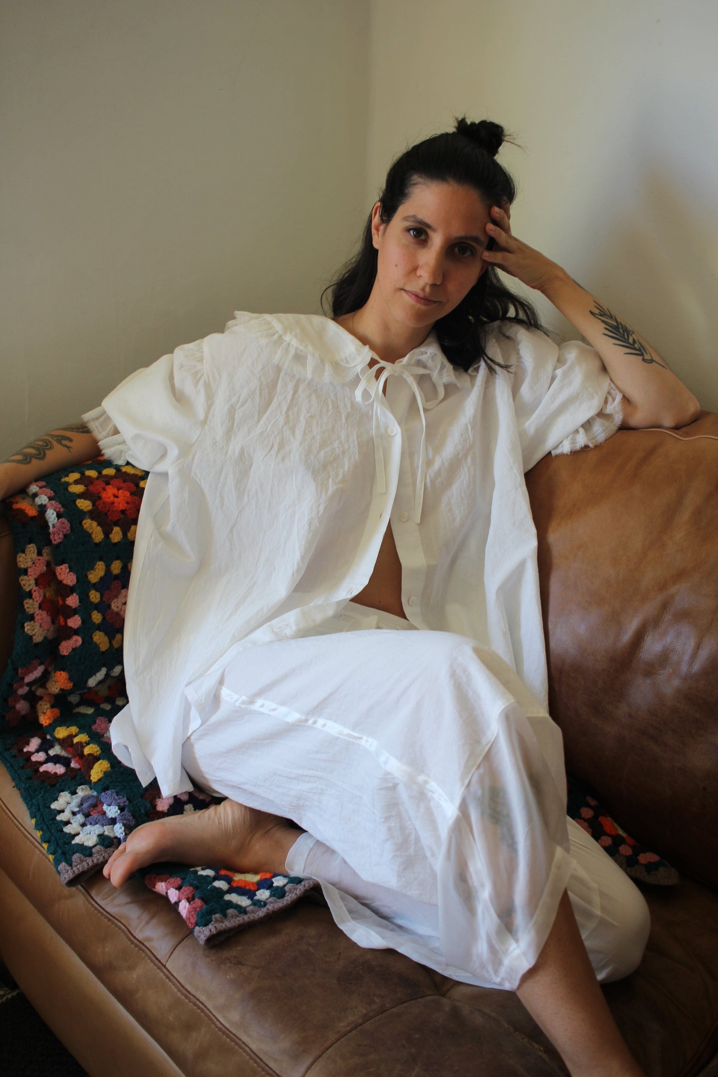 Camisa romántica de algodón orgánico con detalles de ribetes de seda