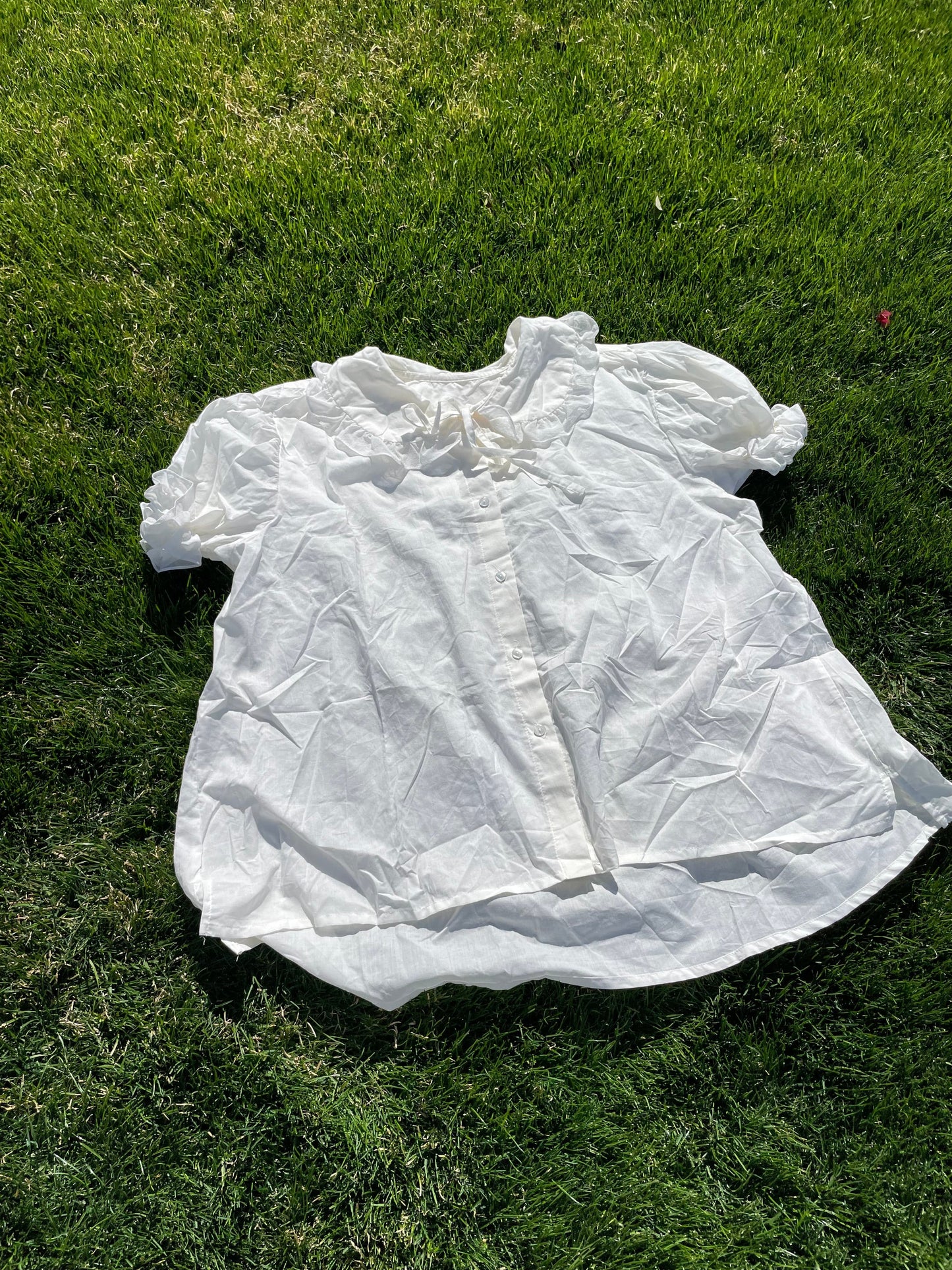 Camisa romántica de algodón orgánico con detalles de ribetes de seda